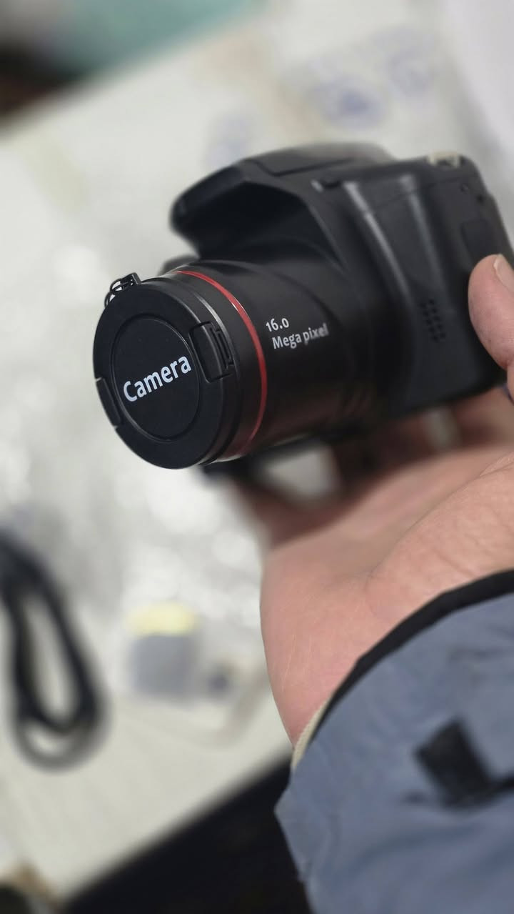 كاميرا ديجيتال احترافية للتصوير الفوتوغرافي زووم X16 وشاشة 2.4 بوصة HD و دقة تصوير 16 ميجا بيكسل 
وياها الشاحنة و رام صغير ورام كبير  
انطيني سعر وبلعافية 
***********
