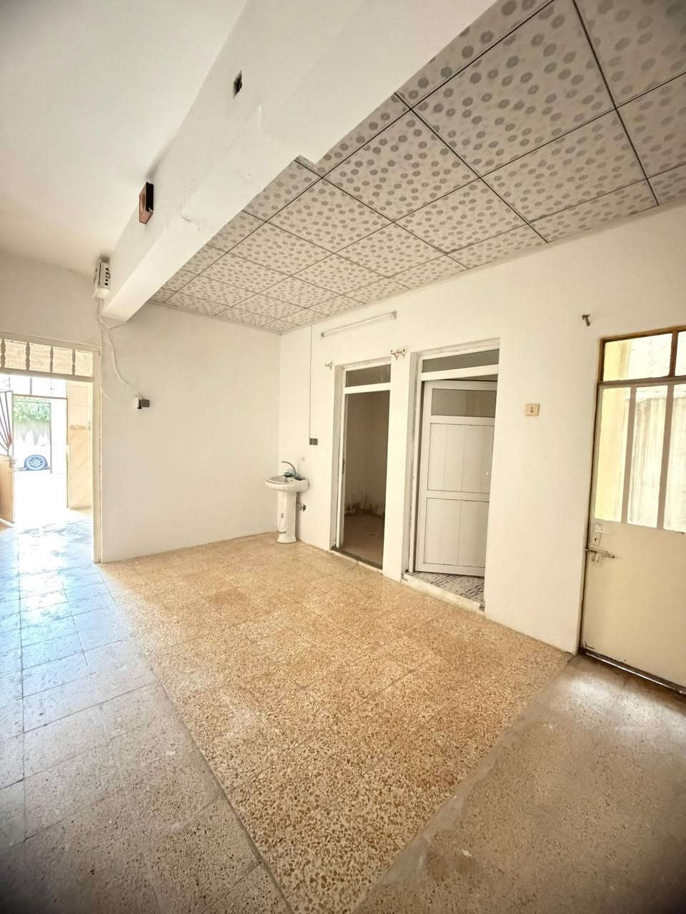 بدل الايجار 300 الف شهريا
شقة طابق ارضي للايجار في حي الصديق الثانية خلف جامع الطيار
المساحة 100 متر
تحتوي على غرفة نوم وهول ومطبخ وصحيات
لمعرفة كافة الاسعار يمكنكم الانضمام الى قناة التلكرام عبر 
الرابط ادناه : 

https://t.me/realestatemhnd
للاستفسار اكثر يرجى الاتصال على الارقام التالية: 
***********
***********
***********
 نستقبل عروض البيع والشراء والايجار في اغلب مناطق ساحل 
الموصل الايسر
 عنوان المكتب : الموصل حي الصديق بداية شارع 20 قرب مركز جباية كار مكتب مهند الحجيات
