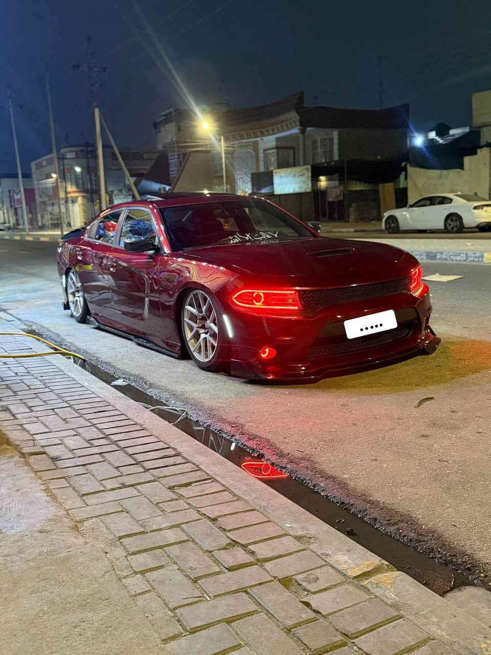 سكات باك 6.400🐝 دوج جارجر
سياره محتاجه خيال 💭
حادث قطعتين صبغ جاملق مع بنيد صور الحادث موجوده بلمنشور 
السياره فتحه كشن حضن تدفئه دركه تدفه
كشن كهرباء تحكم ستيرن شفتات هيتر مري
سياره جديده 
الاضافات العليها
داون بايب سل ستيل 3 انج
جوبلس اس ثري 3 كات باك المعرف لايعرف
دبات موبار وكاله اسود 
تفريغ البالك مع طلقات نغمه ولا غلطه
بوابات ريموت مرور ما مرور انسه
لد متحرك 360 حركه جميع الالوان 
ولف حماوه ريسنك شرط وكاله وبعده بضمان
برمجه البطل مصطفى ايكل🤍 اولاين فتح عقل دوانص مراوح شرط حماوه 85 العزم يخوف 🖤
كت كامل كاربون لحيه + دفيوزر خلفي لد متحرك + كفر مري بات مان + سكوب بوب +سكوب مثلث + دوس اس ارتي +زعانف دعامه خلفي كله كاربون 
 
شاشا كار بلي🪬

سياره ما متعوبه ماشيه 9 مايل 
 أبرز مواصفات دودج تشارجر سكات باك 2023 النداء الاخير 
لون مميز كرزي🍒 🍒♥️

 الأداء والمحرك

• المحرك: محرك 6.4 لتر HEMI V8 بالتنفس الطبيعي.

• القوة الحصانية: حوالي 485 حصاناً.

• عزم الدوران: حوالي 644 نيوتن متر (475 رطل قدم).

• ناقل الحركة: أوتوماتيكي ثماني سرعات (TorqueFlite).

• نظام الدفع: دفع خلفي (RWD).

• نظام العادم: مزدوج عالي الأداء مع صمام نشط لإصدار صوت مميز.

 المكابح والتعليق

• المكابح: نظام مكابح بريمبو (Brembo) عالي الأداء بأربعة مكابس في الأمام والخلف 

• التعليق: نظام تعليق رياضي مضبوط (Sport-tuned suspension) لتعزيز الأداء والتحكم.

• أوضاع القيادة: تتيح لك تخصيص إعدادات المحرك، وناقل الحركة، والتوجيه، والتعليق.

 المواصفات الخارجية

• التصميم: تصميم عضلي جريء ومميز لفئة سكات باك.

• الشبك الأمامي: شارة Scat Pack المميزة.

• الجنوط: جنوط ألومنيوم قياس 20 إنش بتصميم خاص لفئة سكات باك (قد تختلف حسب الحزمة).

• الواجهة الأمامية: غطاء محرك رياضي مع فتحات تهوية وواجهة أمامية مميزة (تختلف عن فئات SXT و GT).

• الإضاءة: مصابيح أمامية وخلفية بتقنية LED. متحرك 360 حركه

 المواصفات الداخلية والتقنيات (فئة "نص فل" أو ما يقاربها)

• المقاعد: مقاعد رياضية (عادة من القماش عالي الأداء مع "Scat Pack Bee")، وغالباً ما تشمل خاصية التدفئة و للمقاعد الأمامية في هذه الفئة.

• التكييف: تحكم أوتوماتيكي مزدوج في المناخ.

• شاشة الترفيه: نظام Uconnect بشاشة تعمل باللمس قياس 8.4 بوصة (أكثر شيوعاً في هذه الفئة).

• الاتصال: دعم Apple CarPlay و Android Auto.

• العدادات: شاشة عرض رقمية لمعلومات السائق قياس 7 بوصة في لوحة العدادات، تعرض معلومات الأداء (مثل مقاييس الأداء SRT/Scat Pack).

• المقود: مقود  بالجلد مع أزرار تحكم وتدفئة (غالباً).
 
سعر 280$ وبيها مجال لطيبين

رقم بغداد مشروع وطني وين ميعجبك تتحول

عنواني بصره حي المهندسين

للستفسار ***********
اسف ع الاطال الكلمه الطيبه صدقه البصرة, العراق
