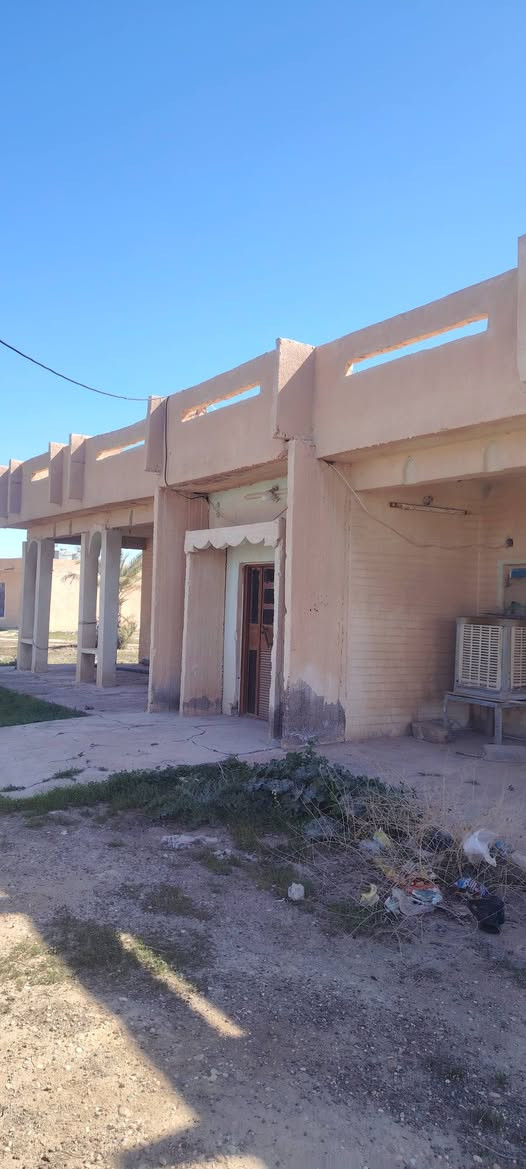 دار للبيع في الطيوب
مع قطعه أرض
غرفتين وباقي التفاصيل كامله
خدمات ماء كهرباء تبليط
فارغ وجاهز للسكن 
للأستفسار ***********
