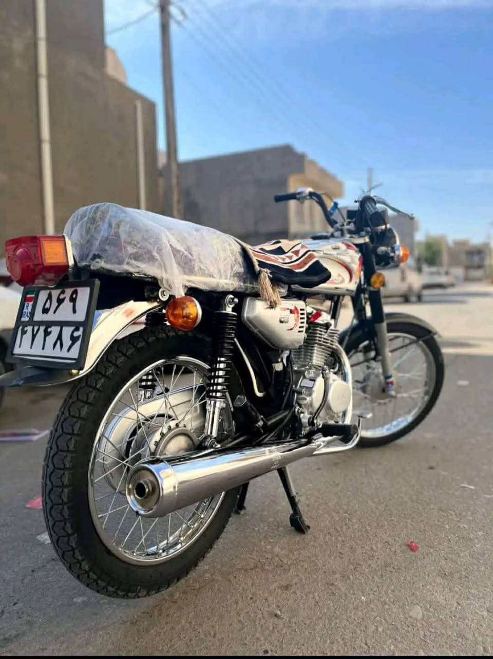 سلام عليكم دراجه نامه اصلي صارلها شهرين معمره تعمير اصلي جاهزه ماعوزها كلشي وبرغي مامفتوح بيها مكفوله وراق ٧ بيها سكنر مكاني العماره مغربه سعر 750 وبيها مجال قليل للشراي تصال ***********
