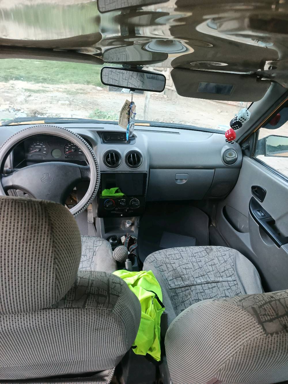 سيارة لون أصفر بحالة جيدة. الداخلية نظيفة والسيارة مجهزة بكراسي مريحة. الإطارات في حالة سليمة. مناسبة للتنقل داخل المدينة. السعر قابل للتفاوض بعد المعاينة.