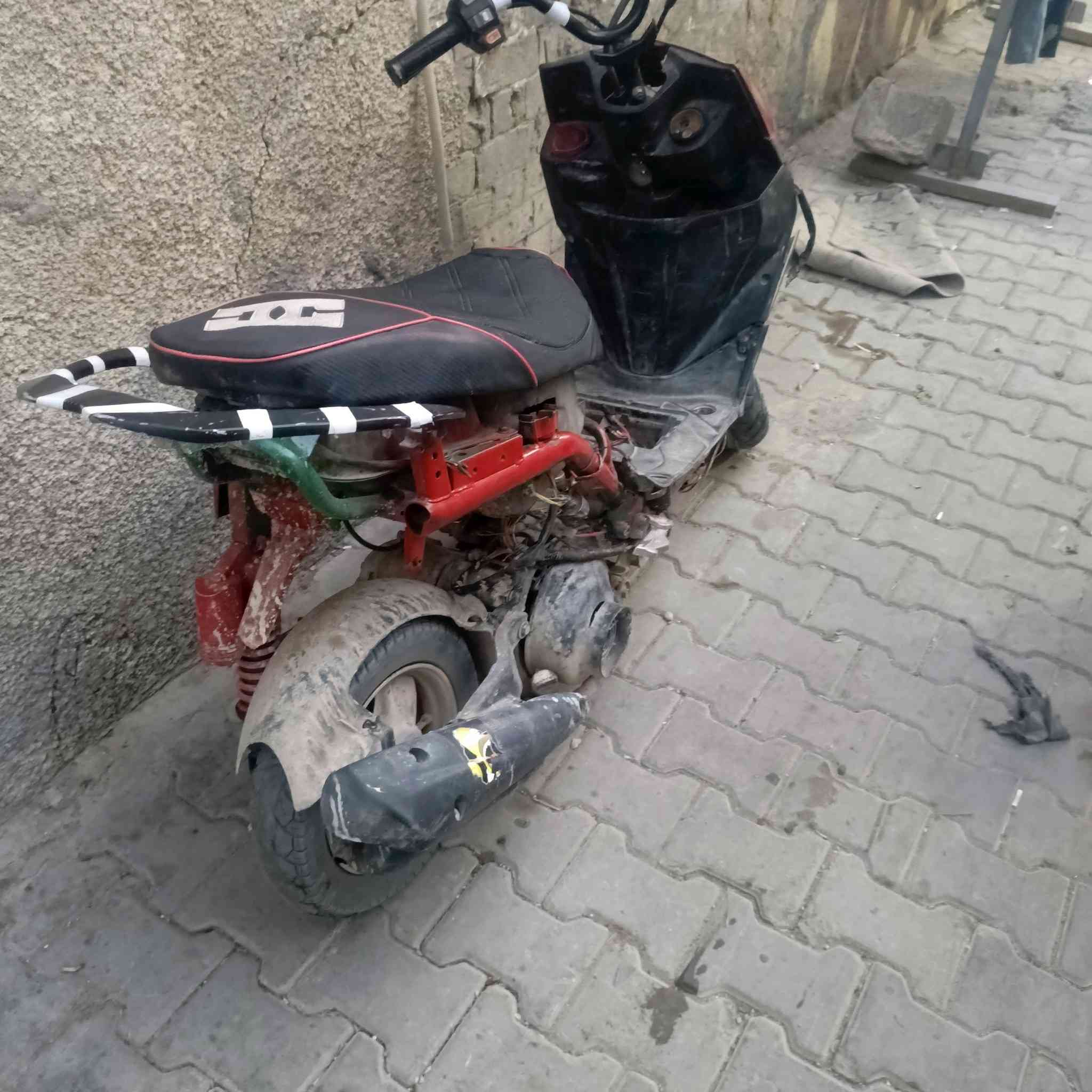 سلام عليكم دراجه للبيع مكينه ماكس عدله شغاله و كلشي ما بيهه بس ابيع كوم حديد السعر 80الف مكاني بغداد شارع حيفاء الرقم ***********
