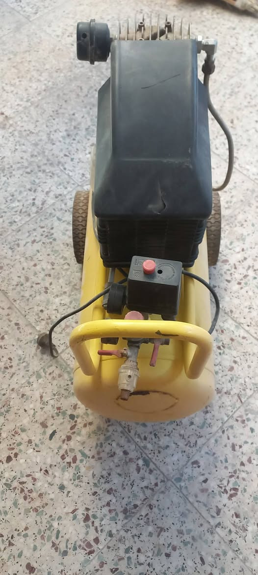 سلام عليكم للبيع كمبريسر هواء ٥٠لتر تاروسه بستم واحد اوربي نضيف ***********
