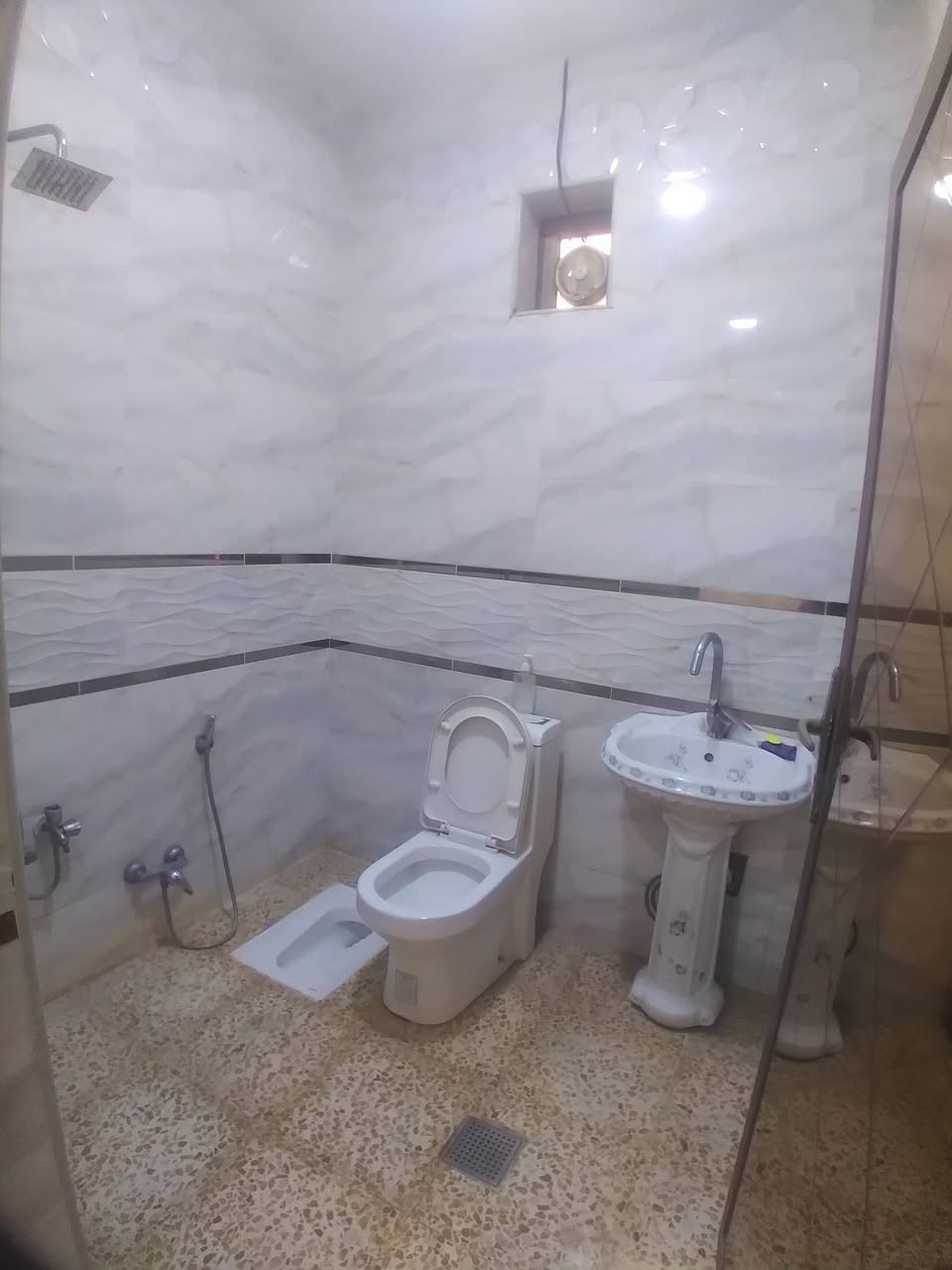 مشتمل طابق ثاني للايجار العنوان الطي شاطى التاجي الكاضميه الثانيه يحتوي على غراف نوام واحده وصاله ومطبخ وحمام للإستفسار مع مكتب ملاك السعدي للعقاري سعر الايجار ٣٠٠ الف المكان نزال اسواق زهراء ***********
