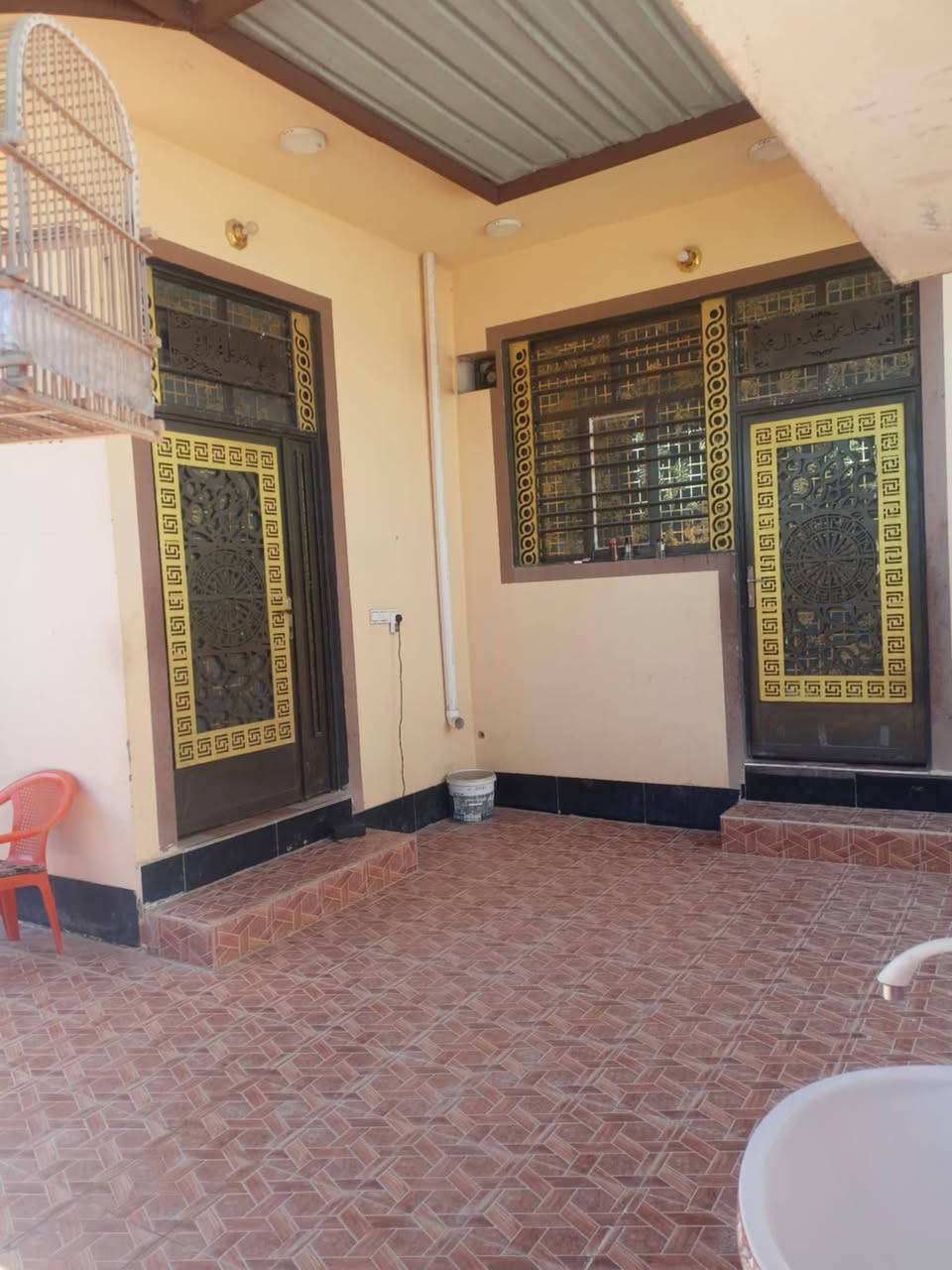 سلام عليكم 
دار للبيع المساحه 200 الوجه 10 والنزال 20 قريب على شارع 10 مجاري وتبليط الشارع .
يتكون من استقبال كبير + مطبخ + صاله + غرفتين نوم + حمام داخلي+ خارجي و مناور عدد 2+ صحيات خارجية . الموقع التحرير الحولي الجزء الثاني قريب على الشارع الرئيسي .للاستفسار اتصل او وتساب السعر 92 وبي مجال . ***********
