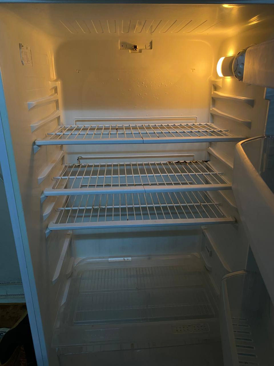 السلام عليكم ثلاجة للبيع ماطور شرط ما مبدل ولا بيها اخياس  السعر 200.  ***********
