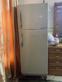 ثلاجات عدد ثنين ال سعر 425الف او بيهن مجال رقم التواصل 07772060949