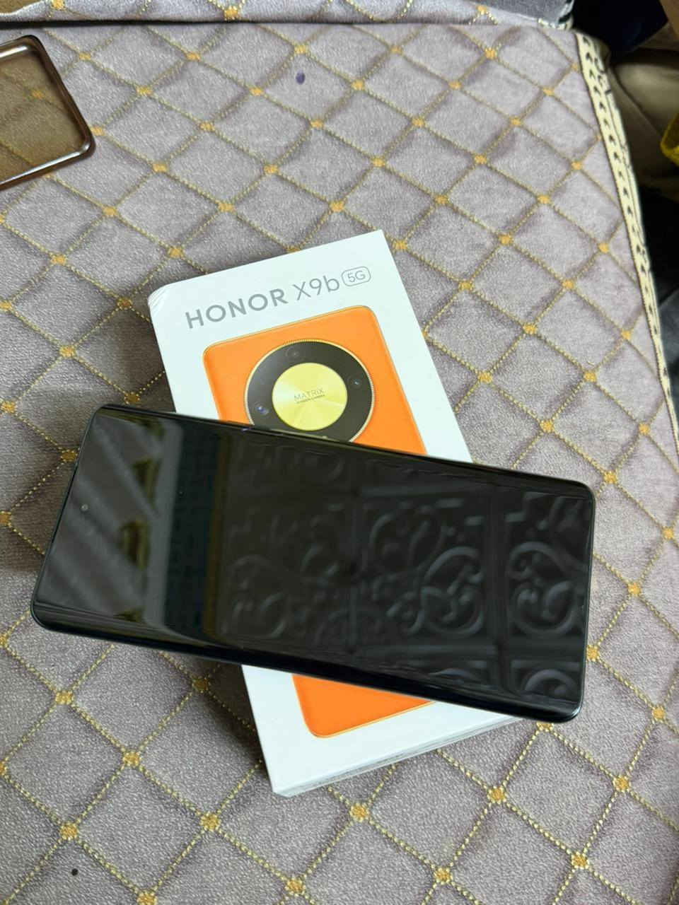السلام عليكم 
هونر x9b للبيع الجهاز مكفول فقط الكسر بطرف الشاشه الي موضح  داخل المنشور جهاز مكفول من كلشي وعلى الضمان 
السعر المطلوب 250 وبي مجال 
الملحقات كامله *********** عمارة, ميسان
