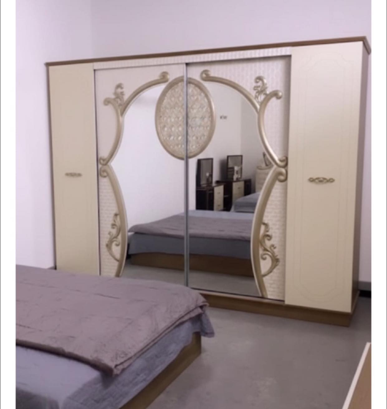 غرفه تركيه اج دي اف يعني ضد المي نظافتهه 90بالميه مشتريتها ب2 ونص  البيع مليون وبيها مجال الاستفسار على واتساب ماسنجر مامتوفر عاطل ***********
