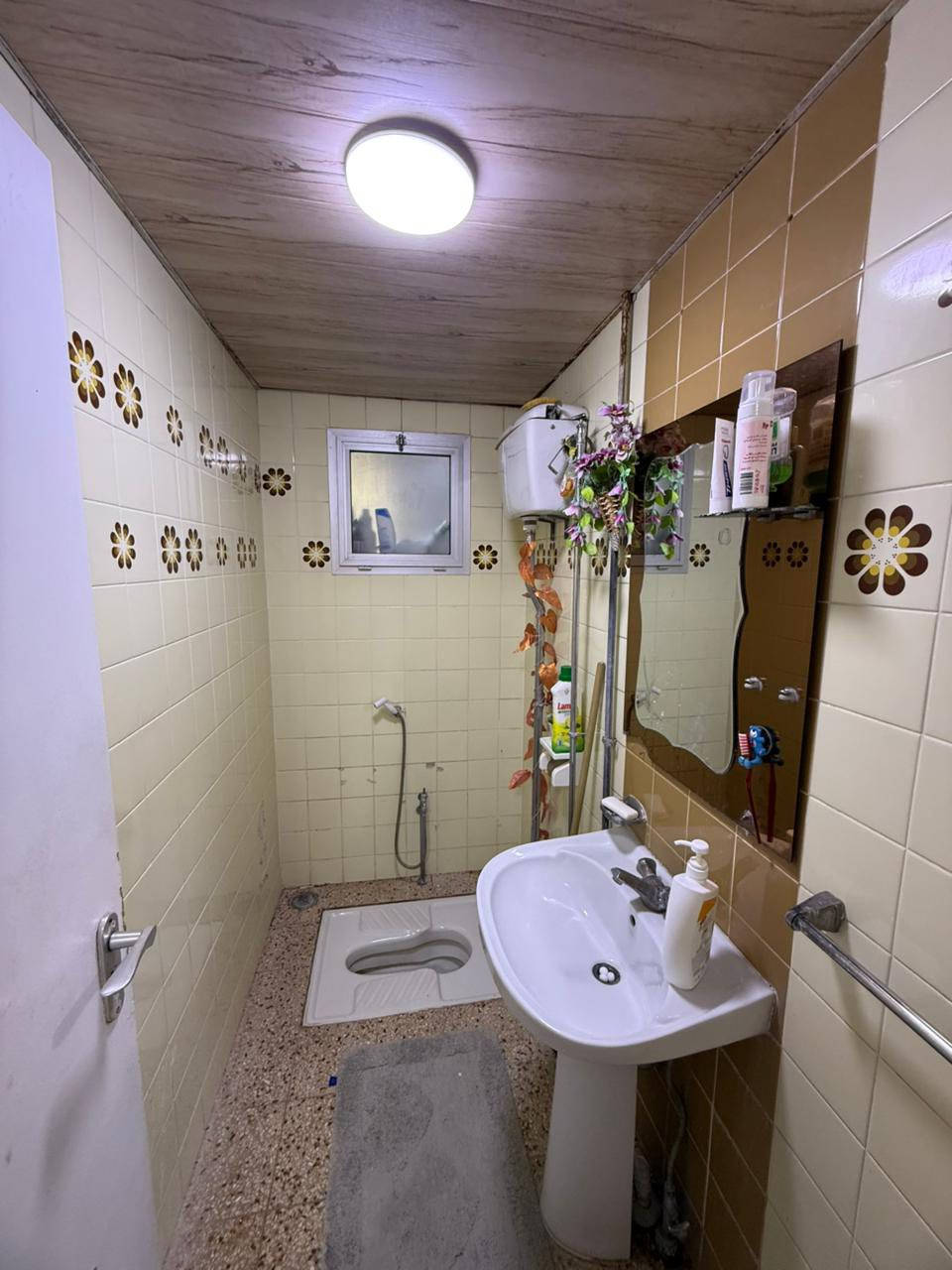 شقة ام غرفتين طابق ارضي في حي الشهيد حديقه وكراج خلفيه وممر امامي وصحيات خارجيه ومحور المطبخ والبلكونه شقه جديده جداً صبغ جديد درجة اولى وديكورات حديثه 
للاستفسار 
***********
***********
