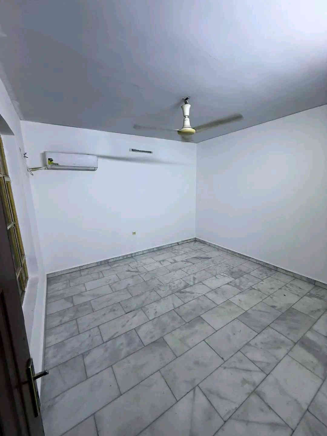 #للايجار في السيديه

بيت 150 م طابقين نضيف جدا 

يحتوي ع 4 غرف نوم وصاله ومطبخ وخدمات عدد 2 وهول داخلي وكراج 

مجهز بكاونتر 

الموقع الضباط خلف الشارع التجاري

***********
