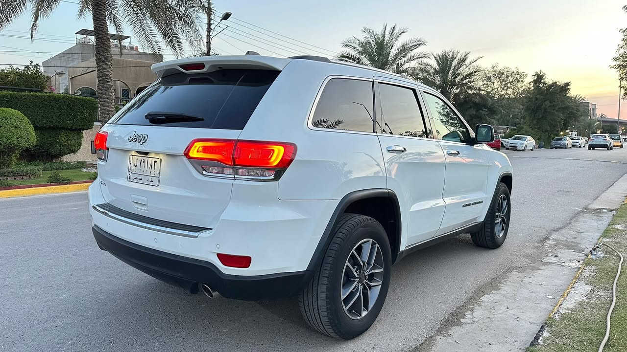 سلام عليكم 
جيب كراند شيروكي لمتدد 2019 4x4
ماشية 24 الف مشتريه زيروا ع ايدي 
ضرر جاملغ خلفي فقط  
1 سلايد +V6
2 بصمة +بصمة ابواب + تشغيل ع بعد 
3 جلد + تدفئة وتبريد كشنات وستيرن 
4 جنطة كهرباء + كامرة دوارة + حساسات
5شاشة جبيرة +ماوس +فول تحكمات ستيرن 
عليه ادامة كاملة + تخم تاير دلوب قبل شهر شاده
السيارة جديدة بمعنى الكلمة 
مكان السيارة حي الجامعة 
***********
