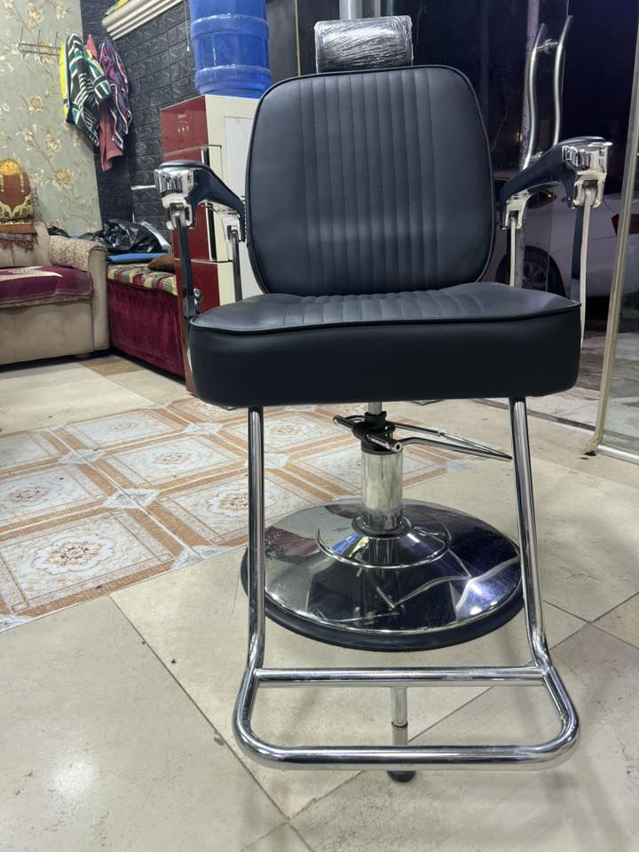 السلام عليكم عندي غراض محل حلاقه للبيع كراسي عدد 2 مري عدد 2 ميز بسعر مناسب ‭‭0770 627 1739‬
