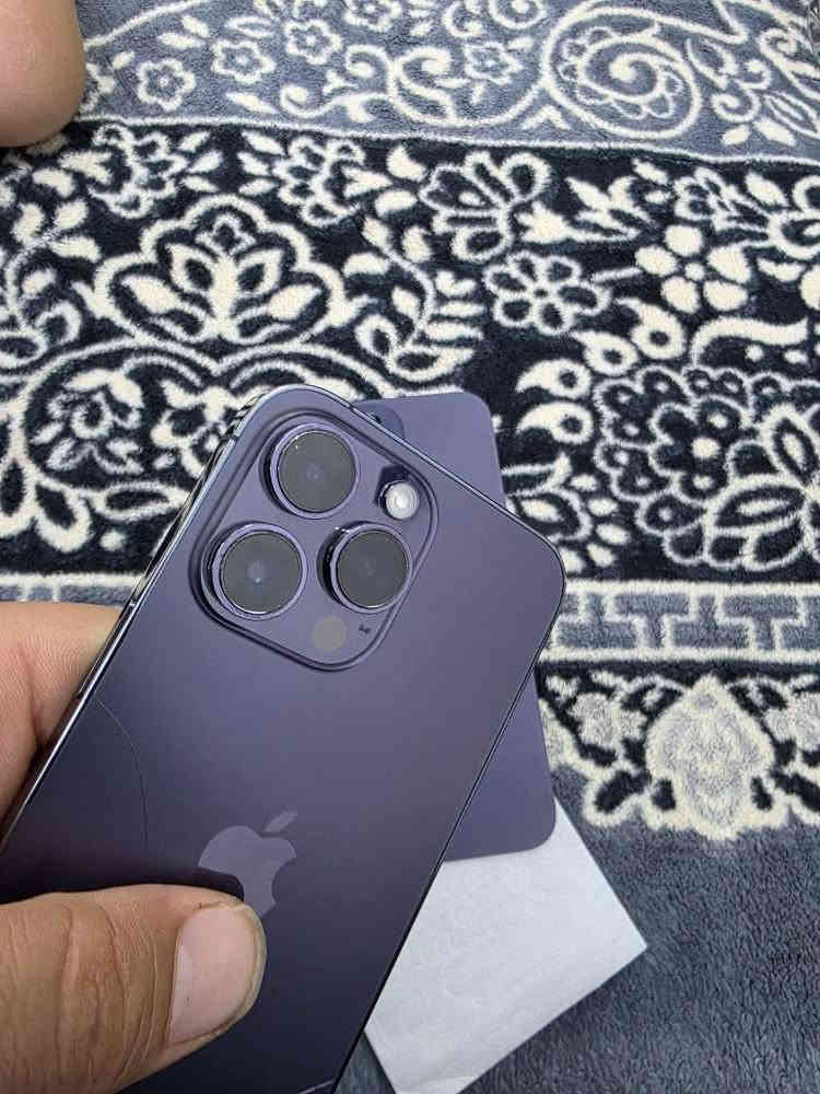 ئایفۆن چواردە پڕۆ ماکس
شتی جوانو  ماقوول
١٢٨ گێگاو یەک سیمو ئیسیم
شاشەی کەمێ وردە شوختی هەیە
بەشەرتی نەکراوەو دەست کاری نەکراو 
ڕێــژەی پــاتری  ٨٨ ی هەقیقی
بەس مۆبایلەکەیەو هیچی لەگەڵ نییە
تەنها پشتەکەی ئەو درزانەی هەیەو
پشتێکیشی لەگەڵە بەس گۆڕینی ماوە
نــرخی ٥٢٥  دۆلارو مــەجالێکی زۆر کەم
گۆڕینەوەو گەیاندن هەیە
***********  ـــ ڤایبەر وەتس ئەپ
  ***********  ـــ السليمانية
