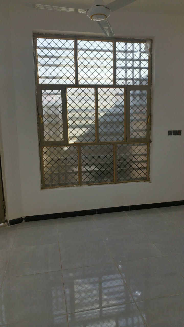 دار للبيع المساحه 100 متر مربع بناء جديد
يحتوي على غرفه وصاله وستقبال ومطبخ وصحياة وحمام العنوان حي العسكري الثالث قرب ابواحمد الحداد مرجعة مكتب الكعبي للعقار *********** وتساب اتصال
