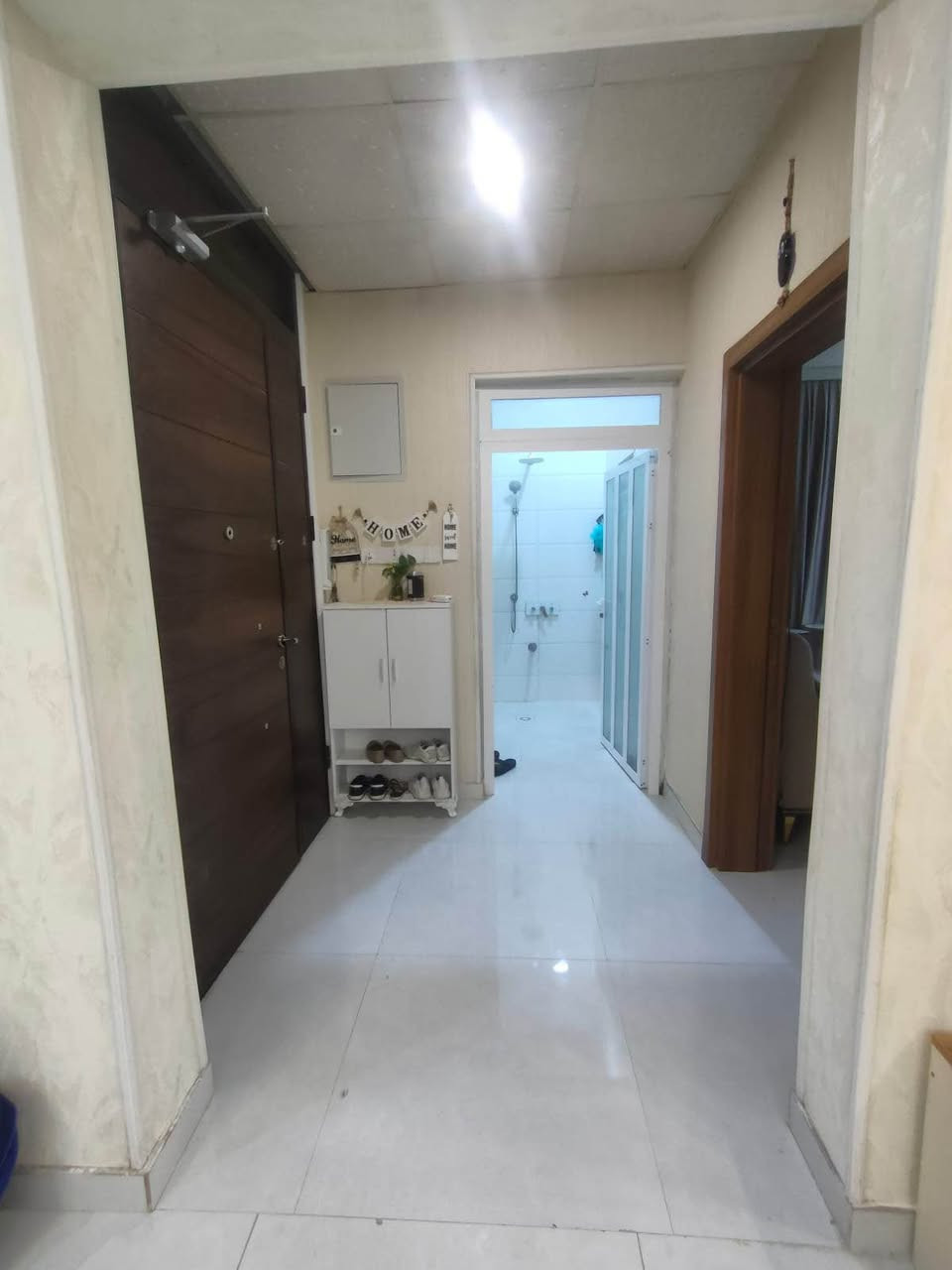 الوصف
بيت ملك صرف للبيع طابق ونصف ، القبلة حي الشهداء ، خلف حسينية حجي فهمي ، مقابل حي النرجس الجديد ..
بناء جديد 2022 ، مساحة الارض 213 متر مربع ، مساحة البناء تقريبا 190 متر مربع..
يحتوي (كراج كبير) ، (الديوان 4 * 5 معزول مع صحياته ) ، (صالة استقبال كبيرة مفتوحة على المطبخ البارد) ، ( مطبخ حار
2 * 3) غرف نوم عدد 2 ( الكبيرة 4.5 * 5) ( الصغيرة 4.5 *
3.5) الغرف وصحياتها وحدها معزولة عن الصالة ، يحتوي في الطابق الاول على بيتونة كبيرة تكدر تستخدمها كمكتب ، وكذلك غرفة كبيرة ، السطح آيزوكام ، الصحيات كلها دفن وعدة خطوط وشغل ممتاز ، الكهرباء كلها دفن وشغل ممتاز ، اعمال البناء كلها درجة اولى من شيش وبلوك واسمنت وغيرها والارضية بورسلان من ايران ، الحمامات تاسيساتها دفن وفيها رفوف دفن .. الجدروان ورق جدران إيطالي اصلي .. تاسيس ماء حلو ، كابينة غاز خارجية .. البيت بي هواي تفاصيل ويطول الشرح ، اليحب يتفضل ويشوف بنفسه ..
السعر المطلوب 240 مليون دينار
للاتصال ، *********** البصرة, العراق
