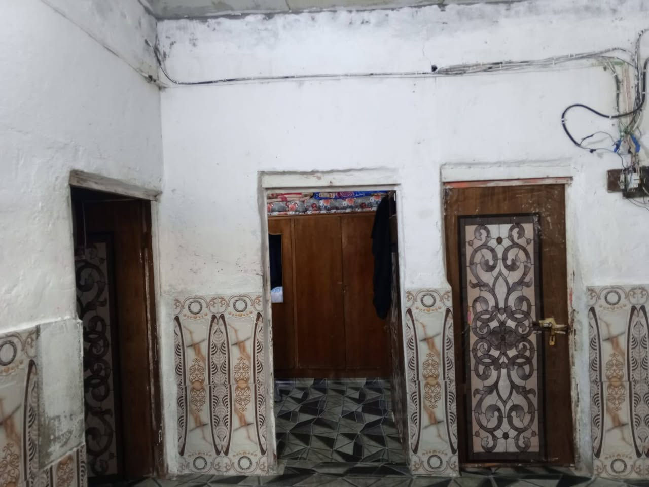 سلام عليكم 
بيت حواسم البيع 
كله سقف كله سندويج 
بي 3غرف ومطبخ وصاله  واستقبال  
وساحه كبيره سعره  15 وبي مجال الاشراي 
مكان عماره حي العسكري وره المركز مال شرطه  
رقم الهاتف  ***********

