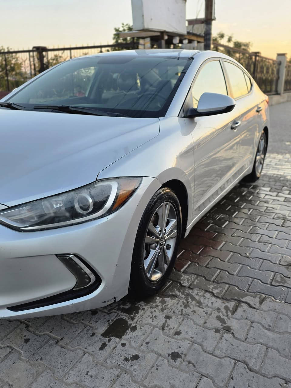 سلام عليكم النترا 2017 وارد امريكي بيها قبق الجنطه مصبوغ وبيها ظربه  بسيطه طخت دراجه باب الصدر تم تعديلها وصبغ+ طخه بدوسه محرك 2000 رقم بغداد محرك كير خير من الله حداديه % تخم تاير كذالك السونار مرفق بلمنشور السعر 125 وبيها مجال السياره موجوده بكربلاء التواصل ع الرقم ***********
