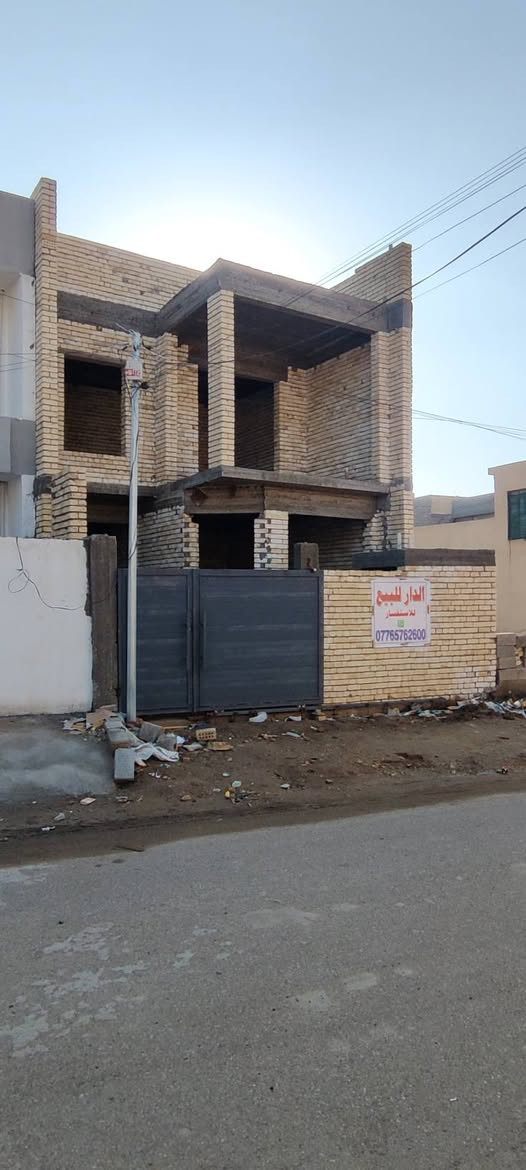 سلام عليكم 
هيكل للبيع زراعي قرار 117 مشمول بالتطويب خدمات كامله وجهة عالطابو يتكون من 3 غرف واستقبال ومطبخ وصاله العنوان بانروما جهة المدارس مساحة 140 متر 
***********
