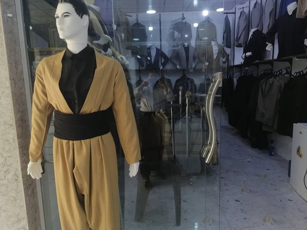 هەمو جۆر قاتئکی کوردی پیاوان مان لا دەست دەکەوێ بە باشترین دورین باشترین قوماش بەهەمو جۆرە دوورینئکی کراسی سەرۆکی نێچیری سا دە تاک شەروال بەهەرزانترین نرخ کەمتر لە بازاڕ ناونیشان حاجيا وا ته لاری دایک ژم *********** ***********. رانية, السليمانية

