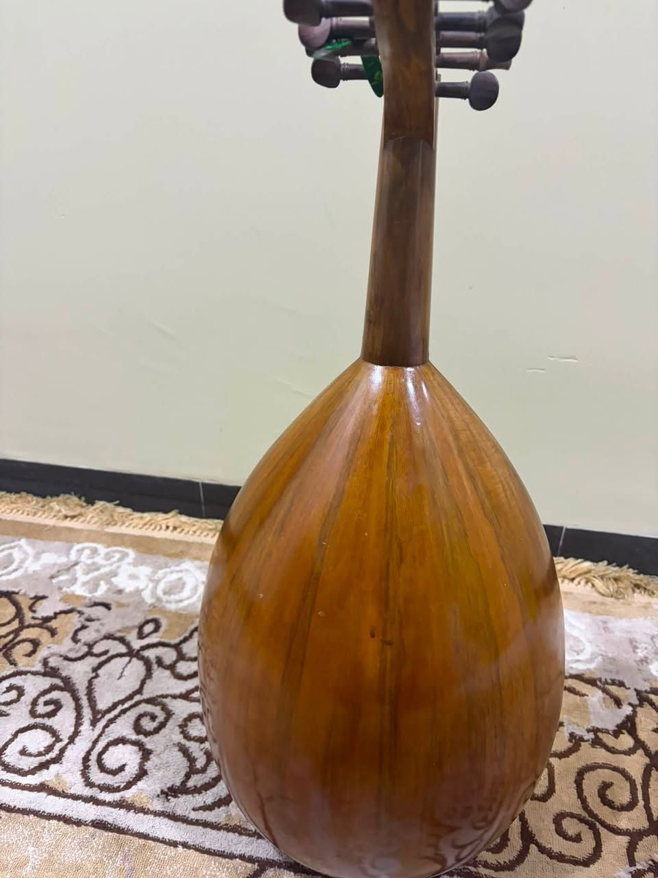 السلام عليكم عود عراقي صناعة علوان الصالح سعره 300 الف وبي مجال بسيط ،مكاني كربلاء *********** ، قديم وصوته رخم
