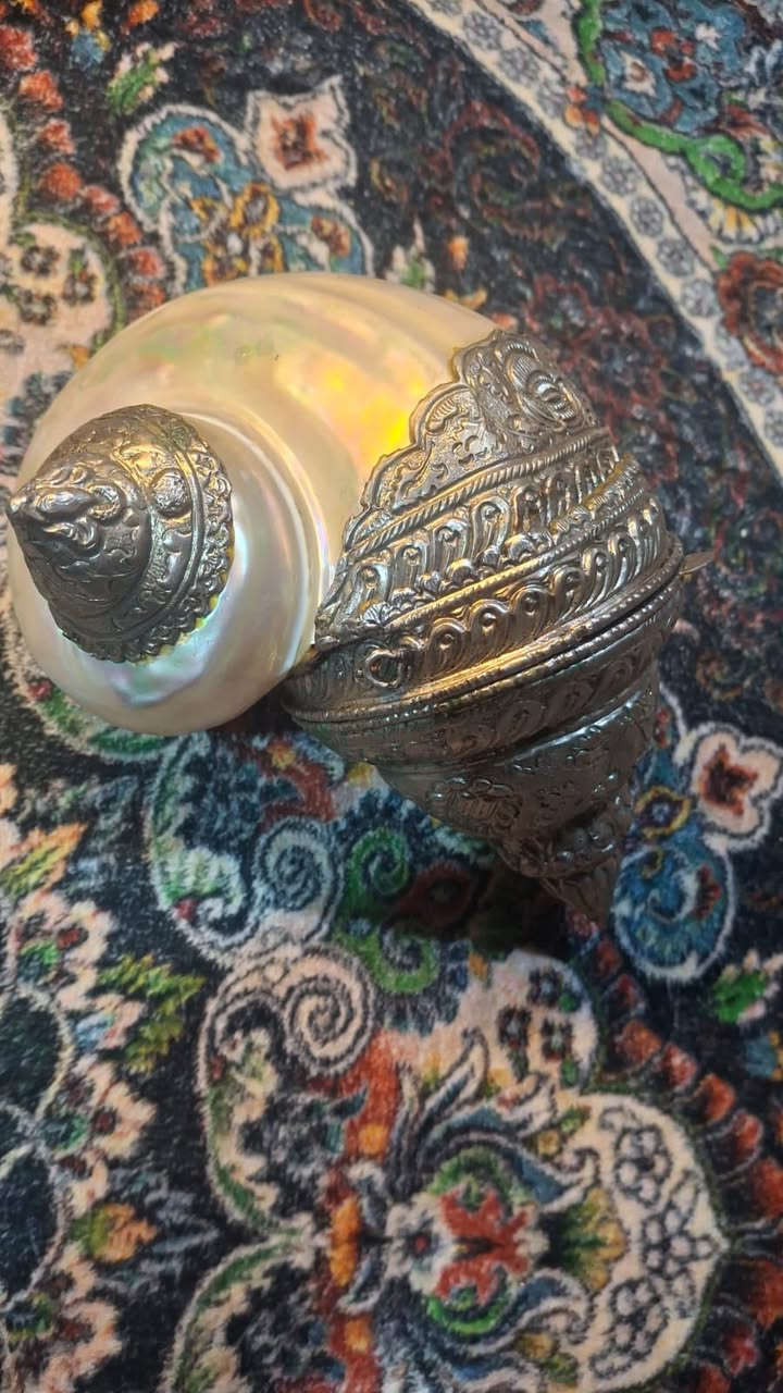 Antique Mother-of-Pearl Kohl Container – Rare Vintage Piece
Description:
For sale: an original antique kohl container dating back to the late 19th or early 20th century (approximately 90–130 years old).
The piece is made of natural mother-of-pearl with a beautifully hand-engraved metal casing (likely silver or silver-plated).

The item is in very good condition for its age, complete with lid and base, and is an excellent collectible for antique  
and heritage enthusiasts
ِكْحَلَة تراثية قديمة من أمّ اللؤلؤ والفضة – قطعة نادرة

الوصف:
للبيع تحفة تراثية أصلية تعود إلى أواخر القرن التاسع عشر أو بدايات القرن العشرين (حوالي 90–130 سنة).
القطعة مصنوعة من أمّ اللؤلؤ الطبيعي مع غلاف معدني مزخرف يدويًا (يرجّح أن يكون فضة أو معدن مفضّض قديم).

القطعة بحالة جيدة جدًا نسبةً لعمرها، مكتملة الأجزاء (الغطاء والقاعدة)، وتُعد قطعة جميلة لهواة جمع التحف والتراث 

السعر 1000 $ دولار امريكي 
الموقع / العراق البصرة 
وات ساب / 009647702684160


**إذا كنت صاحب هذا الإعلان وتريد حذفه لأي سبب، رجاءا أرسل رسالة إلى الدعم الفني**