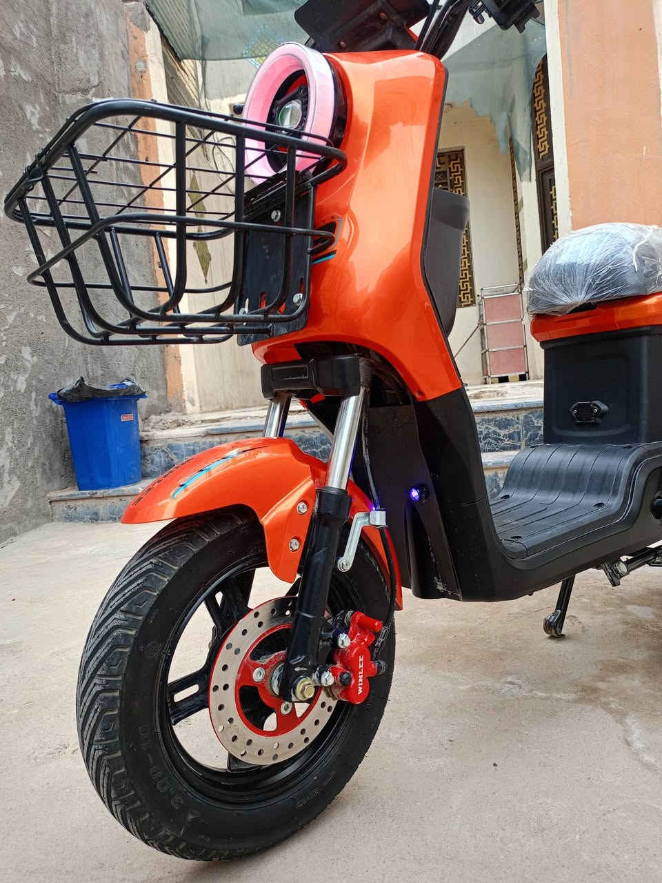 دراجه نظيفه وموصفاته 5بطاريات كبار والملف 1200واط وسرعه حقيقي 60 مع الوزن ولايت عالي وناصي ورماش و2دبلات خلفيه غاز و2اماميه دهن ونظام البارك ونظام R رجوع اله الخلف ومنفذ شحن يوسبي ودراجه 4سرعه وبريكات هايدروليك دهن وبعد بيه مواصفات خير من الله للستفسار *********** والسعر 435وبيه مجال دراجه جديده تجي وتشوف عنواني كربلاء الجاير حي الامام علي اسواق برتقاله
