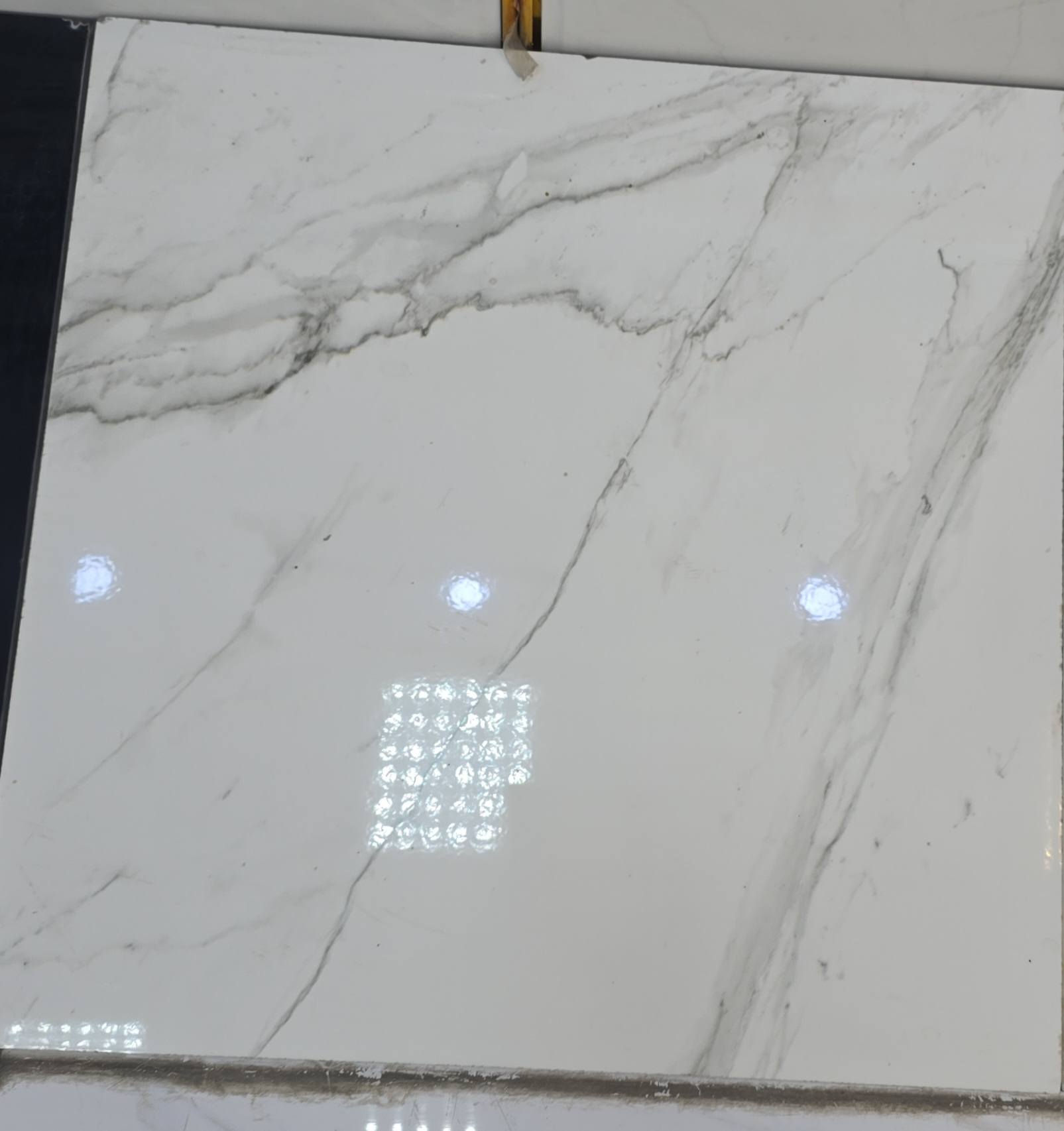 سيراميك ايراني درجة اولى (جملة _مفرد )
مطابخ حمامات سعر المتر  5000 دينار 
يوجد توصيل 
للاستفسار *********** يوجد واتساب
