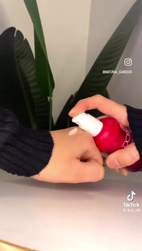 يستخدم سيروم الرمان المشرق تقنيات الطائرات بدون طيار التجميلية والخلايا الجذعية النباتية لتحديد عيوب البشرة والتحكم فيها وتقليلها. الخلايا الجذعية للرمان، وهي المكون النشط الرئيسي في هذا المنتج، غنية بفيتامين ج ومضادات الأكسدة القوية والأحماض الأمينية والدهنية والمعادن. يلعب هذا السيروم دورًا هامًا في ترطيب البشرة وتفتيحها بشكل طبيعي، بالإضافة إلى أنه يساعد على جعلها ناعمة وملساء ومتجددة. حمض الماندليك الموجود في تركيبة سيروم الرمان المُشرق يُحسّن ويزيل عيوب البشرة عن طريق التقشير اللطيف ويُضفي عليها إشراقة


**إذا كنت صاحب هذا الإعلان وتريد حذفه لأي سبب، رجاءا أرسل رسالة إلى الدعم الفني**