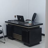 ميز مكتبي فخم مع كرسي الخاص به ، الكرسي سعرة قبل شهر 120 ألف والمكتب ق...