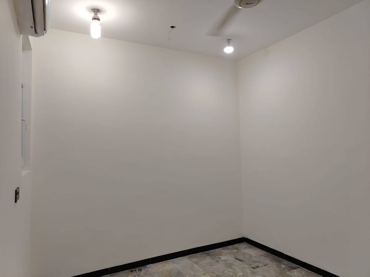 السلام عليكم بيت للبيع في مدينه الصدر قرب مركز شرطة الساهرون موقع تجاري طابقين الطابق الارضي غرفتين وصاله ومطبخ وحمام عدد٢ وطابق الثاني غرف نوم عدد٣ ومخزن كبير طابق الثالث مطلوب اسكان تسديد الشهر ٢٤٨ ألف وباقي ٤٠ مليون للاستفسار الاتصال على الرقم ***********
