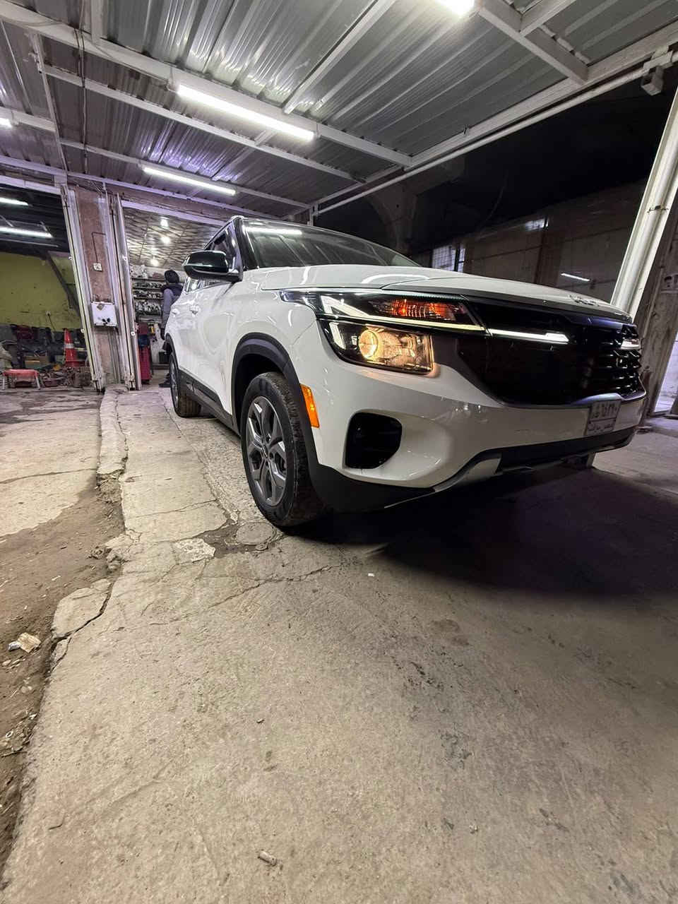 2024 KIA Seltos, S
@إشارة 
🔥 كيا سيلتوس 2024  | نص مواصفات 
✔️ تو كلر 
✔️ مكانه بغداد الامين الثانية 
✔️ مكينة 2000 (المرغوب
✔️ داخلية  أسود
✔️ شاشة كبيرة تدعم Apple CarPlay
✔️ رادارات + تحديد مسار + نقطة عمياء
✔️ وكاميرا
✔️ إشارات بالمرايا
✔️ ماشية 34 الف 
✔️ حادثه مرفق بلصوره تبديل دعاميه فقط نفس اللون 
💰 السعر: 155 وبيه مجال 
📞 للاستفسار: ***********
