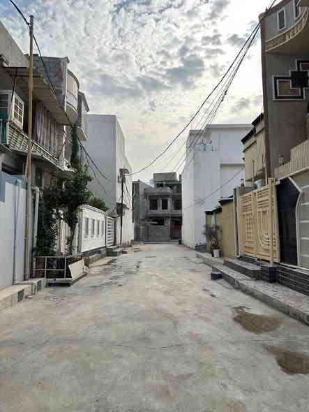 دار للبيع حديث الموقع بعقوبة السراي خلف قاعة فينوس للاعراس قريب على سوق بعقوبة
 طابو زراعي ملك صرف على القرار( ٢٥ )
المساحه( ١٠٧ ) متر  🔺️ واجهه  (٦.٣٠ ×  ١٦.٣٠) متر
الطابق الارضي يتكون من غرفة نوم وصالة واستقبال ومطبخ وصحيات داخلية وخارجية وكراج صغير ☘️ 
الطابق الثاني غرفة نوم صغيرة وصحيات مع سطحين 
الدار سقوف ثانوية ويحتوي على منظومة كاميرات الشارع مقفول والمنطقة خدمات مجاري وتبليط 🍀🌿 
السعر (١٤٠ ) مليون وبي مجال للشراي 🍀
يوجد امام الدار كراج سياره 🌿
للاستفسار مع مكتب المصطفى للعقار ☎️
 موقع المكتب ⬅️ مدخل العزات مجاور اسواق نوتيلا الغذائية 🛒 او التواصل على الماسنجر او الواتساب على الرقم *********** 📞📞
