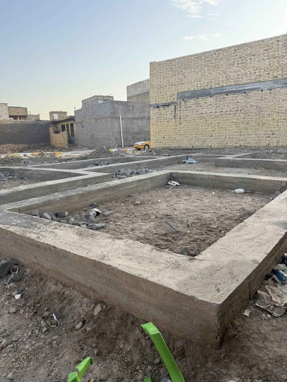 سلام عليكم 
بتلو صب كونكريت زراعي 200 م خدمات كامله تبليط ومجاري وكهرباء وماي عنوان سديناويه خلف مدرسة صفي الدين قرب مجمع بشير 
***********
