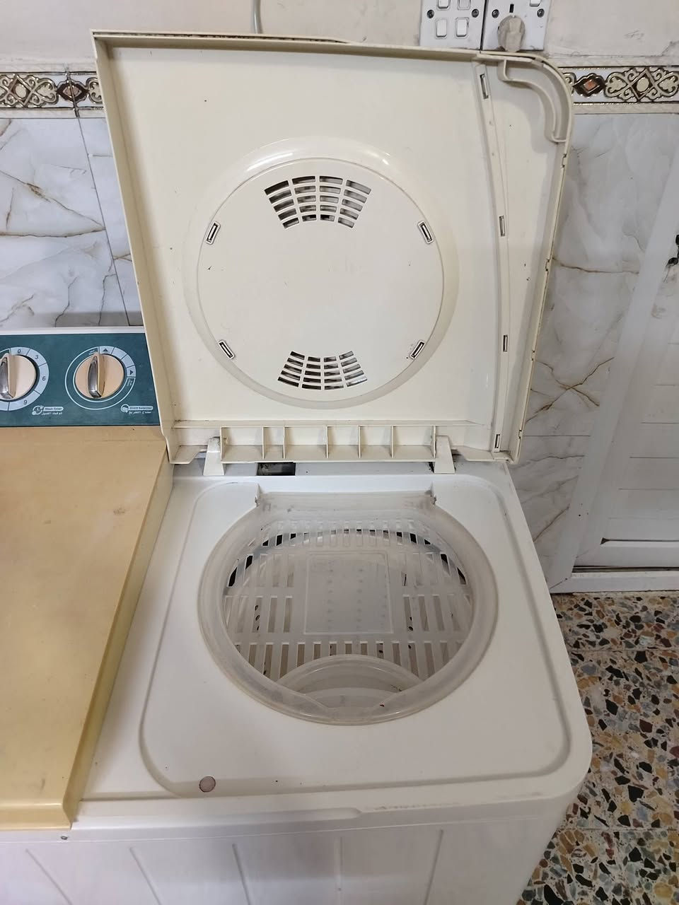 سلام عليكم غساله هيتاشي حجم 25كيلو
غساله كلش نضيفه ماطوراته اثنينهن بلاديات مال شركه شغاله غسل تنشيف النضافه الصور تحكم 
للبيع مكاني العبيدي الراسه شارع 20
سعره 85 مجال قليل 
***********
