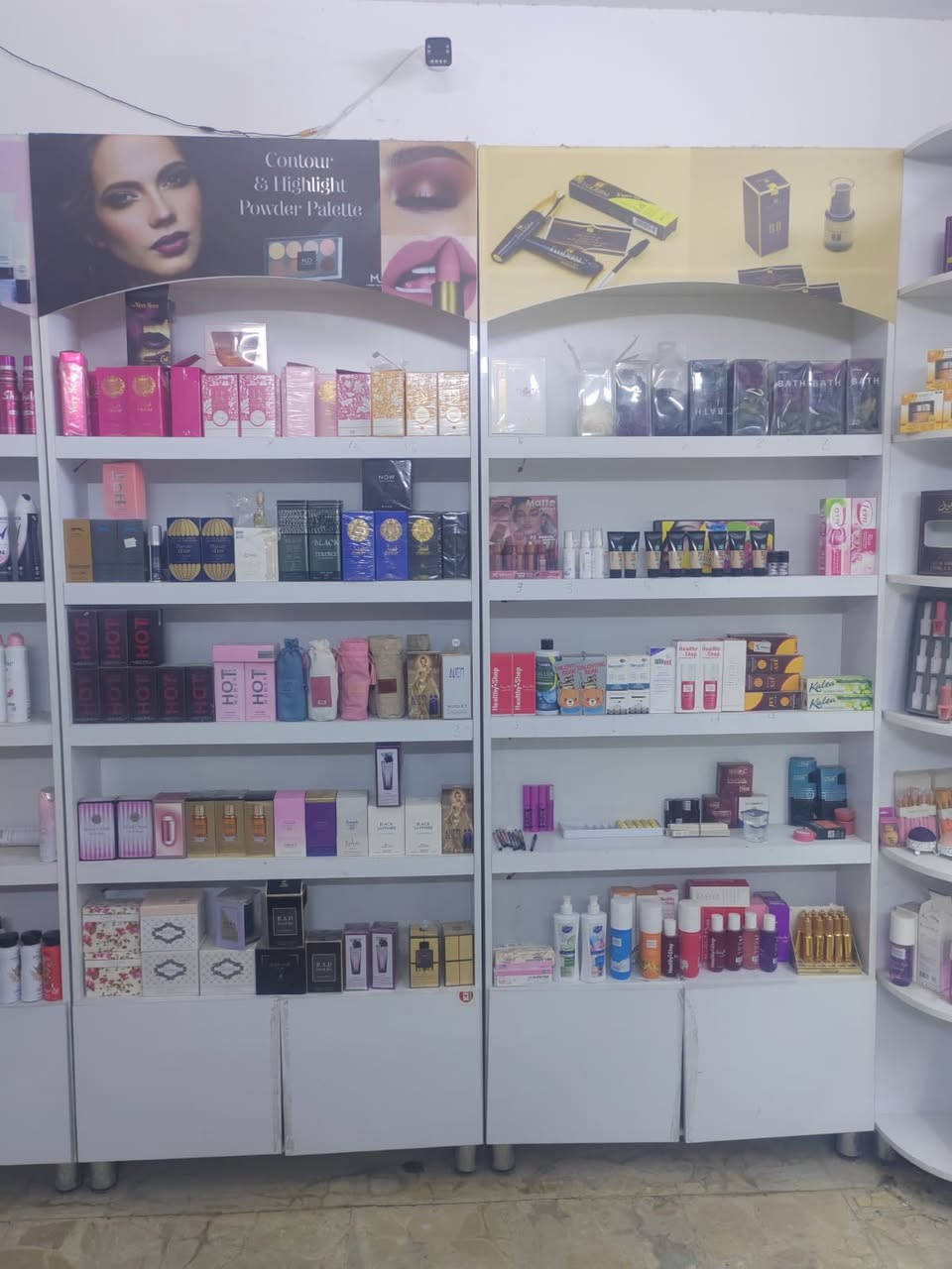 السلام عليكم رفوف للبيع  العدد7استخدام قليل ***********
