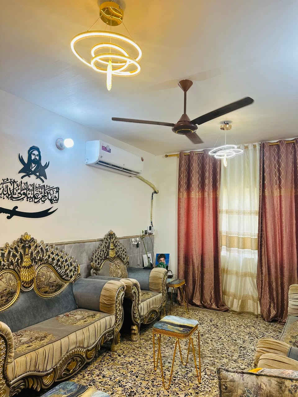 السلام عليكم ورحمه الله وبركاته من رخصت أبو الكروب المحترم عندي بيت   للبيع طابو صرف مساحه 200 متر   بغداد  الحسينية منطقة 4 تالاف قرب جامع نبي الله اسماعيل وقرب مدرسه الخنساء خدمات كاملة  السعر 110 وبي مجال يتكون البيت اثنين  غرفة نوم واستقبال وهول وحولي  + الصحيات وكراج وحديقة كبيرة رقمي ***********
