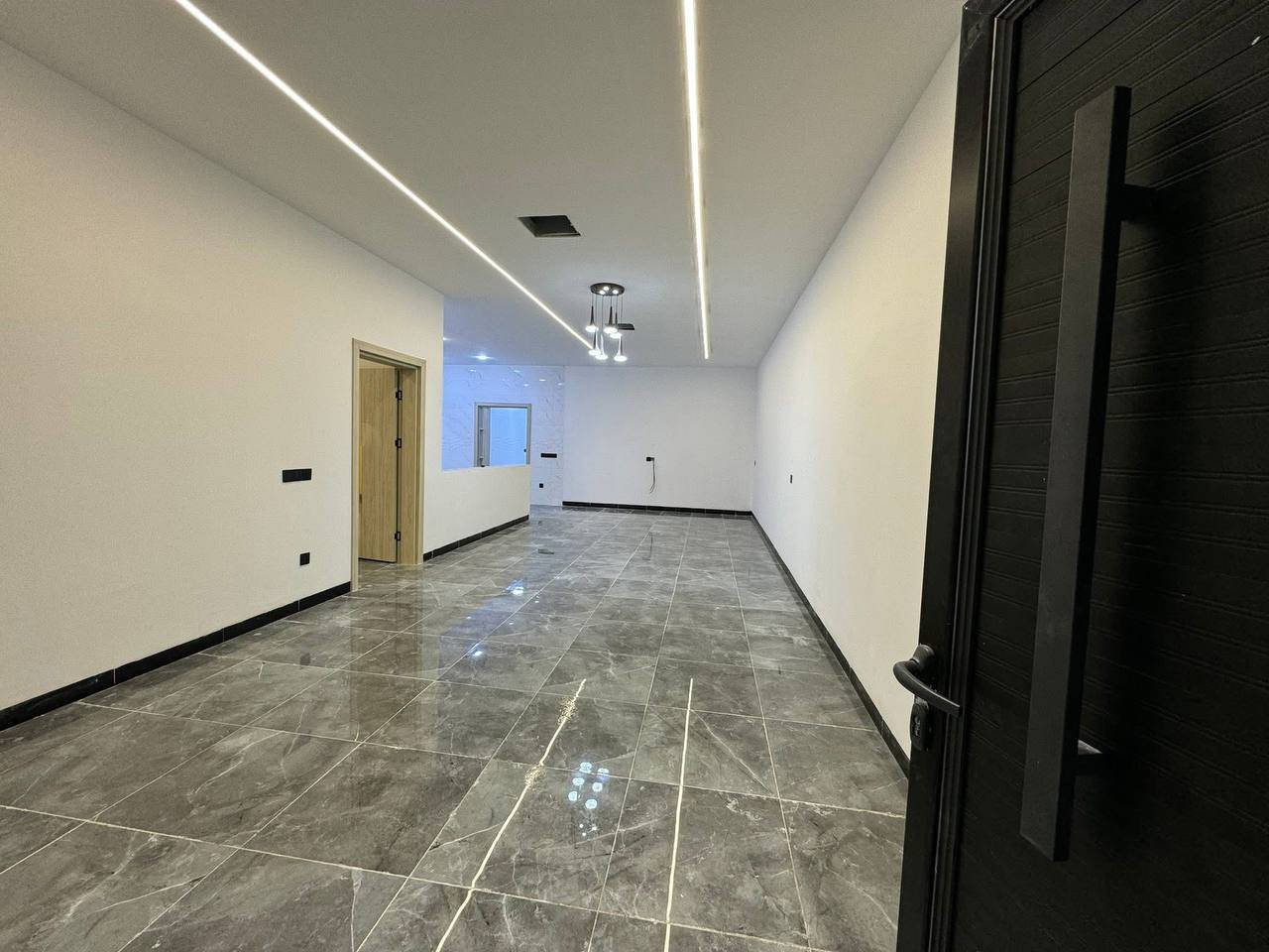 #سعر متر تسليم مفتاح 🏠(٤٥٠الف ) 
#سعر تسليم هيكل عظم🏗 (٢٠٠ الف ) 
ابو علي ***********📲 واتساب
🛑مواصفات تندر تسليم مفتاح 🛑

١ - تنضيف الأرض جيدا من الانقاض. 
٢- فحص التربة ومعالجتها في حال وجود أي مشاكل. 
٣ - رش الأرض بأفضل أنواع المبيدات (كلوريدين والنفط الاسود) للقضاء على على الارضة عن طريق كوادر متخصصة. ٤-فرش السبيس والجلمود للارض وحدلها بحادلة (٣٥) طن. 
ه - عمل منظومة للارضة والحشرات. 
٦ - فرش نايلون زراعي سميك. 
٧- تأسيس مجاري انابيب ( الامل الشريف) 
٨- تسليح الارض بطبقتين من الشيش FF. ناجح بالفحص. 
۹ - صب الارض مركزي C35 بارتفاع 40CM وبالتعامل مع شركات رصينة. اعمدة الشموخ او الابراج المتحدة
١٠ - عمل بتلو بارتفاع 15سم .
١١ - بناء الطابق الارضي بارتفاع 3,20CM بانواع طابوق (الجبوري, العنكوشي) الخالي من الاملاح. 
١٢ - تثبيت انابيب المرازيب والسبالت والستلايت مع البناء.
۱۳ - تثبيت فريم حديد للابواب والشبابيك 1,5 ملم تركي. 
١٤ - عمل قالب الطابق الارضي و عمل رباط للطابق الارضي 30cm وفوق الابواب والشبابيك للطابق الاول 40cm مع مرد ماء. 
١٥ - تثبيت انابيب الكهرباء بالسقف. 
١٦ - بناء البيتونة وستارة السطح بنفس المواصفات السابقة وعمل مرد ماء.
١٧-عمل انابيب الماء (صناعة تركية مسلح) والحنفيات والمغاسل والمقاعد الغربية (صناعة تركية درجة اولى).
١٨-تأسيس الكهرباء سيمنز (العقبة الاردني) .
١٩-تطبيك الارضيات بورسلين(هندي).
٢٠-تطبيك الحمامات والمطابخ بالسيراميك (الهندي).
٢١-عمل الجص والبورك مساطر بقياسات ٨٠ سم .
٢٢-عمل بايات الدرج بورسلين هندي
٢٣-عمل محجر الدرج المنيوم بوري دائري (تركي)
٢٤-عمل ابواب داخلية تركية  .
٢٥-عمل الشبابيك الأمامية المنيوم مفصلي ثقيل والخلفية ابواب وشبابيك الحمامات pvc  .
٢٧-لبخ المناور والستائر .من الداخل مع صبغ بتك
٢٨-عمل الشتايكر مع الفلين سمك ٥ سم ستاير بور
٢٩-تجهيز سخان١٢٠ لتر (الطحان)، وتانكي ١٠٠٠ لتر (الوطني)، ماطور ماء (شمجي).
٣٠- تغليف الواجهه بورسلين +كوبلن 
تسليم دفعات مع العمل
المقاول ابو علي👷‍♂️
***********📲 واتساب

