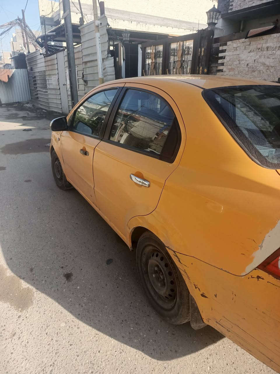 سلام عليكم أفيو موديل 2007 وارد امريكي  رقمها أحمر بغداد كير ومحرك مكفول وتايرات جدد وصدر جديد هيئه مصفره لغايه 2026 شرط التحويل  السعر 35 مكان بغداد ***********
