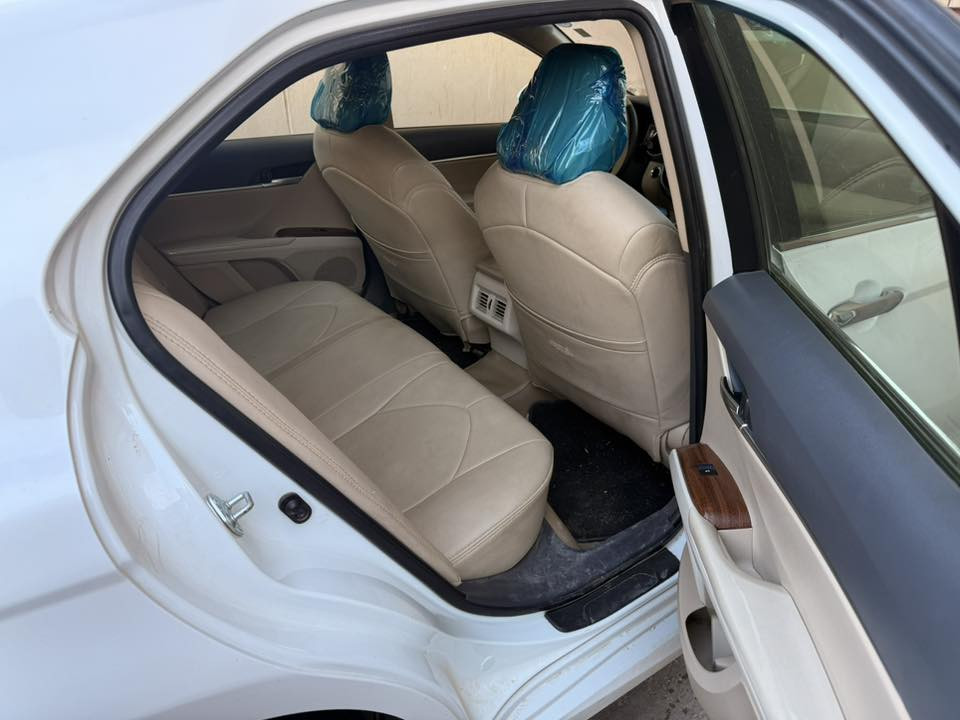 للبيع كامري خليجي فول مكفوله من الصبغ بيه فقط مكانين تعديل بارد السياره سيرفز كامل بالشركة ماشيه 103 كيلومتر السنويه بسمي لحد 2028 
***********
