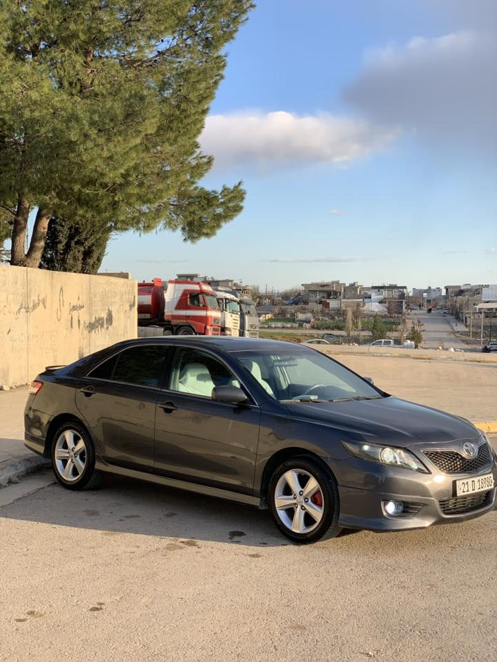 تۆیۆتا کامری ٢٠١١ بیلاد سپۆرت se
سەنەوی تا ٢٠٢٩ تازەیە
ڕەنگی نەوتی
سوکان پەپولە 
سوکان ڤۆلیۆم
ئاوێنە کارەبا
کوشن کارەبا
شاشە ئایپاد
‏ABS
لایت عەدەسە و لید و ناو ڕەش
لایت ئۆتۆ
گێچ زینۆن
تازە ڕۆن و ھایدرۆلیکی گێرم بۆ گۆڕیوە 
گێڕ و مەکینە بە شەرت نەکراوەتەوە
سەوتی دیجیتاڵی ھەیە بە ساردی 
200 ھەزار ھەقیقی ڕۆیشتووە 
بەس بۆنیتی بۆیاخە
١١٧ وەرەقە و مەجال

ژ.م:***********
