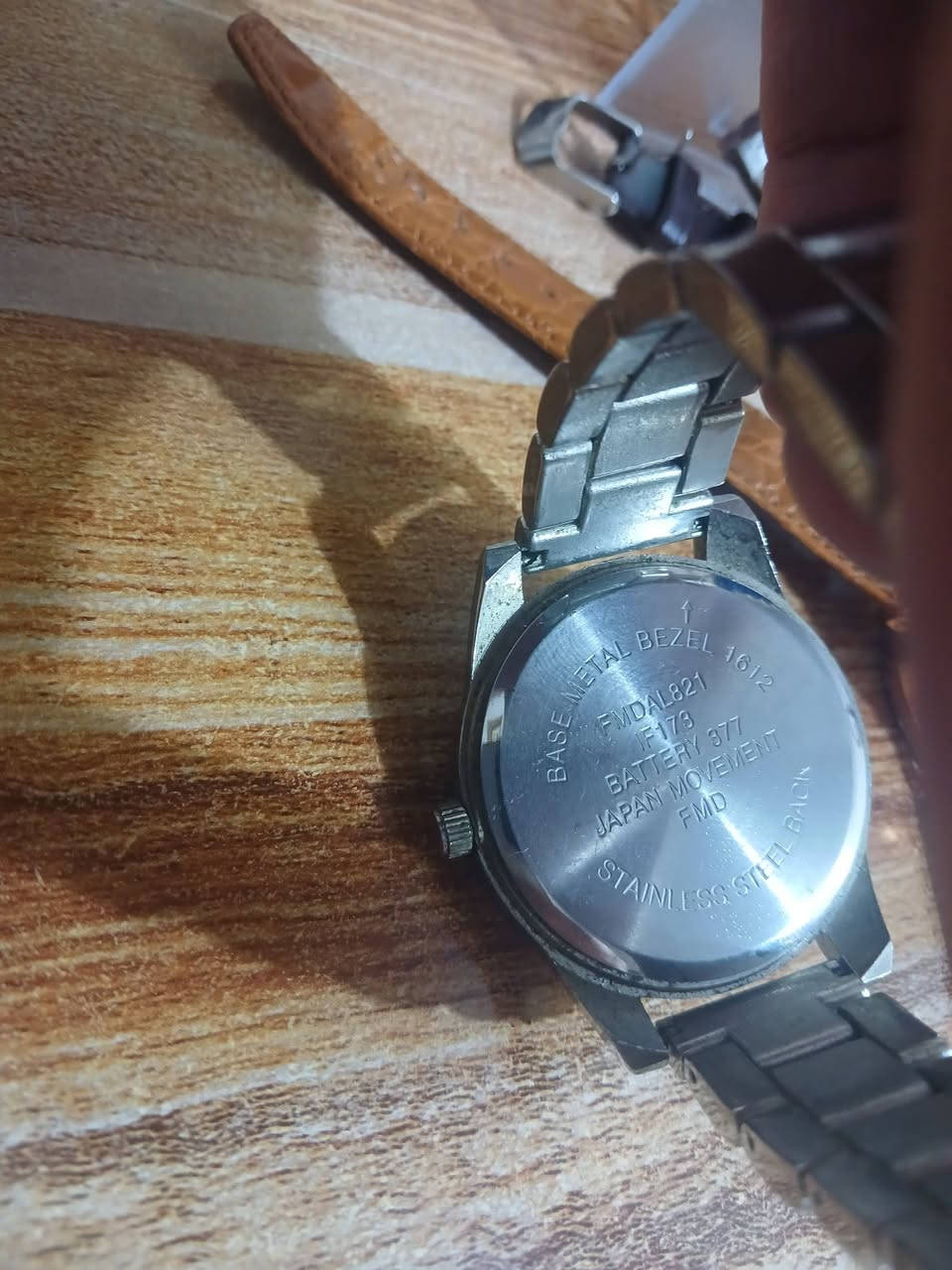 ساعه باله قديم اصلي كوارتز قطرها 42 السعر 25 الف مع التوصيل
مواصفات الساعة

الماركة: (فيسول )امريكية قديم 

نوع الحركة: كوارتز (Quartz).

المينا: باللون الأسود مع أرقام عربية فضية كبيرة عند الساعات 12، 3، 6، و9، وعلامات مربعة لبقية الساعات.

الهيكل والقرص: هيكل دائري من سبيكة معدنية مصقولة (Alloy) بلون فضي.

السوار: سوار معدني فضي اللون مصنوع من سبيكة معدنية، ويحتوي على مشبك إغلاق قابل للطي بضغط الزر.

المقاسات: يبلغ حجم الهيكل حوالي 42 ملم إلى 44 ملم، وسمكه حوالي 9 ملم


**إذا كنت صاحب هذا الإعلان وتريد حذفه لأي سبب، رجاءا أرسل رسالة إلى الدعم الفني**