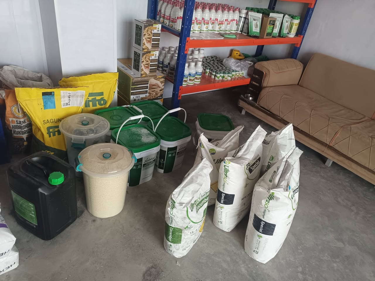 بفضل الله تعالى 
مستمرون بتجهيز الفلاحين بمبيدات الأدغال والأسمدة الورقية
علما" ان دوام المكتب من الساعة الثامنة صباحا" حتى الخامسة مساء" 
العنوان: صلاح الدين _ قضاء الشرقاط _ الساحل الأيسر 
موقع العبد الله الجرو للتجهيزات الزراعية 
قرب سيطرة الجرباوي 
المهندس: سمير علي الطاهات 
***********
مع وجود خدمة التوصيل كافة محافظات العراق
