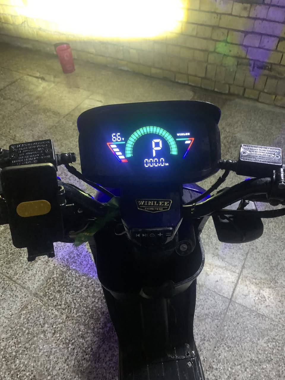 السلام عليكم دراجه شحن آر ٩ للبيع موديل 2026
مواصفاته:
1 تتكون من أربع نمر 
2تتكون من أضويه وبلوتوث عالي الصوت 
3تحمل شخصين 
4 شلعه ومعدل سرعه حقيقيه ٦٠ /٦٥
5دراجه نظيفه نشطه دراجه كامله مابيه شي تشغل وتطلع السعر ٤٦٠ وبيه مجال للطيبين 🤍وتحياتي للجميع وللاستفسار ***********
مكاني بغداد الشعب حي التجار قرب مدرسه بلقيس
