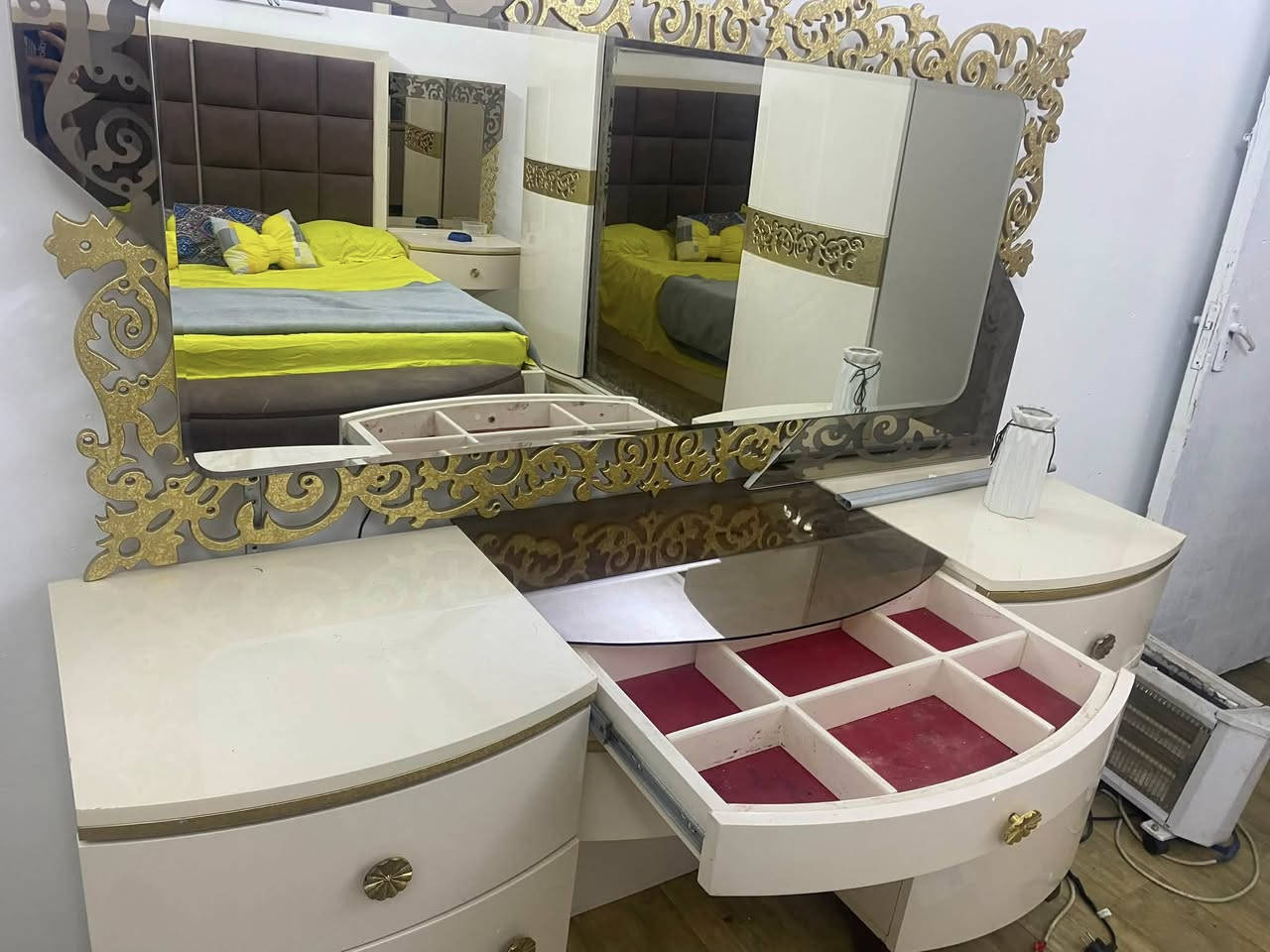سلام عليكم غرفه تركية ثقيله 8قطع السعر 800 وبيها مجال للشراي بغداد الدوره ***********
