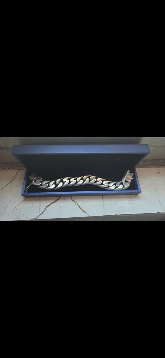 سوار فضه إيطالي إيطالي
بحت وزنه 160 غرام صب سوار ثكيل مو نفخ 
سعر الغرام 5 مدينه الصدر 
***********
