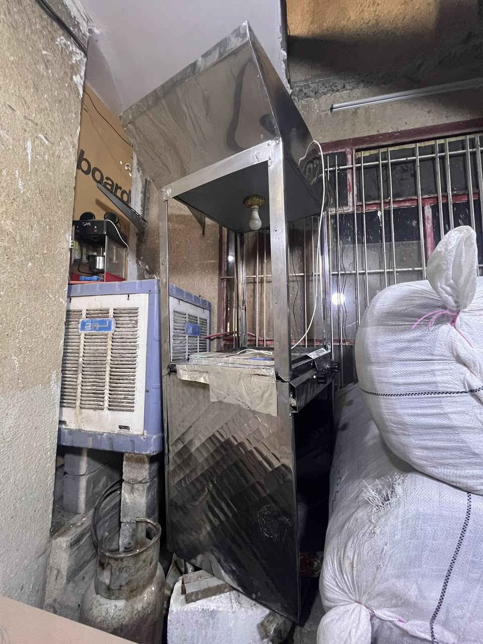 سلام عليكم.     مكاني موصل عندي مكينه بركر مستخدمه شي قليل اريد أبيعه ***********
