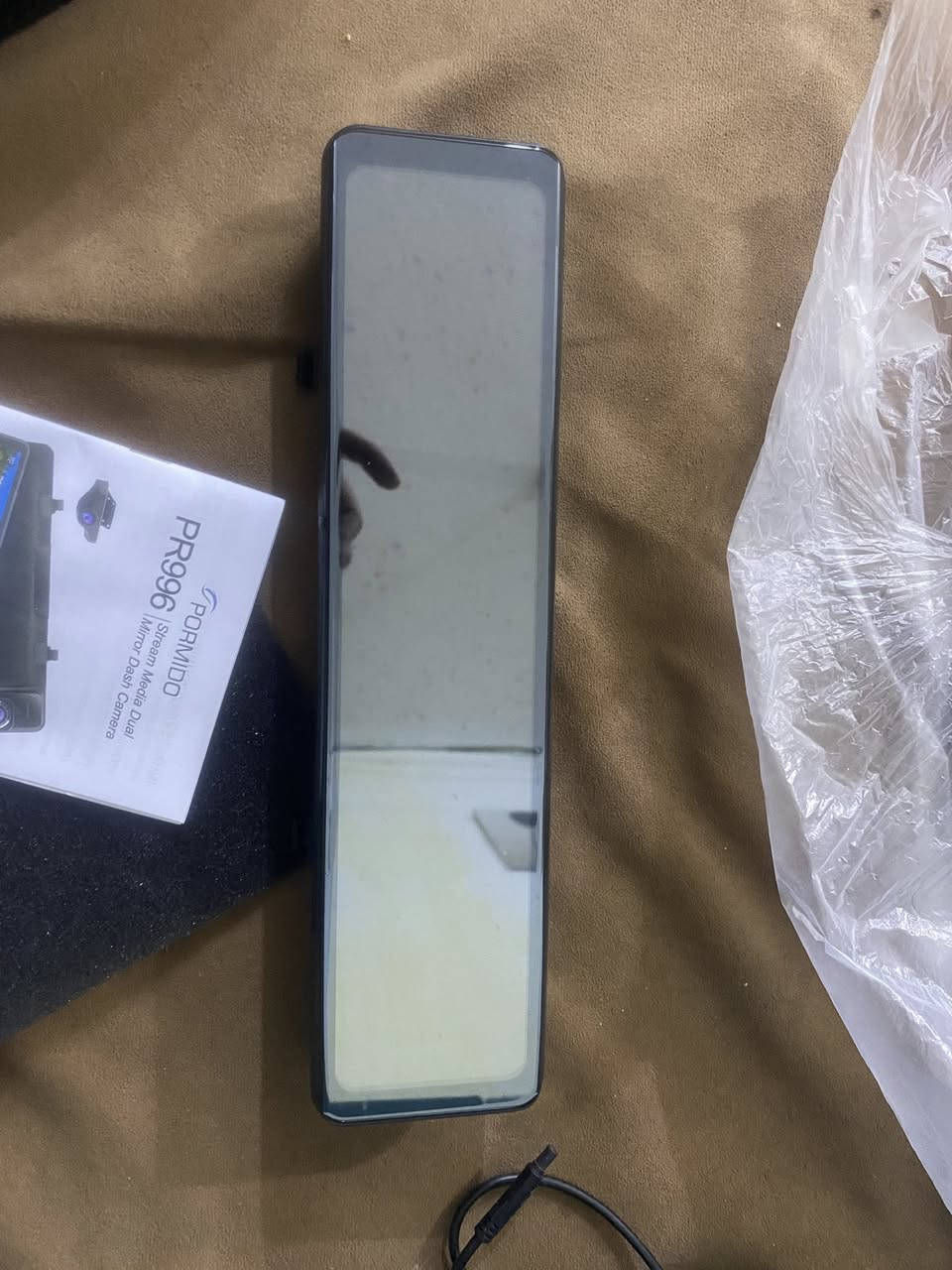 اعلى سعر ابيع

داش كام مستخدمة عدد 2
الاولى تصوير داخلي وامامي والثانية تصوير امامي وخلفي مفولة مواصفاتها بالتفصيل 
دليل المستخدم الخاص بكاميرا داش كام بمرآة تدفق الوسائط المزدوجة طراز PORMIDO PR996. 
معلومات حول المنتج
الطراز: PORMIDO PR996
الميزات:
شاشة لمس كاملة وكبيرة جدًا بحجم 12 بوصة.
تسجيل مزدوج بدقة 1080 بكسل (كاميرا أمامية + خلفية)، أو 1296 بكسل للكاميرا الأمامية فقط.
كاميرا خلفية AHD مقاومة للماء مع خطوط إرشادية.
مستشعر G (G-sensor) يكتشف الاصطدام تلقائيًا ويقفل الفيديو كدليل.
تسجيل متواصل (حلقة تسجيل) يلغي أقدم اللقطات تلقائيًا لتحرير مساحة التخزين.
خيارات المراقبة أثناء ركن السيارة لمدة 24 ساعة عند توصيلها بمجموعة الأسلاك الصلبة (hardwire kit).
يمكن إضافة سرعة القيادة والمسارات والمواقع إلى المقاطع المسجلة باستخدام هوائي GPS الاختياري. 
هل ترغب في معرفة المزيد عن ميزات تسجيل الكاميرا أو تركيبها؟


**إذا كنت صاحب هذا الإعلان وتريد حذفه لأي سبب، رجاءا أرسل رسالة إلى الدعم الفني**