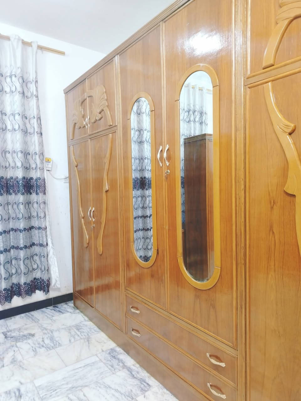 غرفة نوم تسكام صاج داخل وخارج شغل ثقيل استعمال قليل ضهر جرجوبه خمسه ملم استعمال قليل مابيها اي ضرر الواقع احله من الصور تكمه مكفوله من الشخط العنوان حلة حي الجزائر ***********.    ***********
